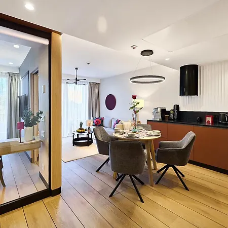 アパート Golden Hour Apartments- Loft H 406 シフィノウイシチェ